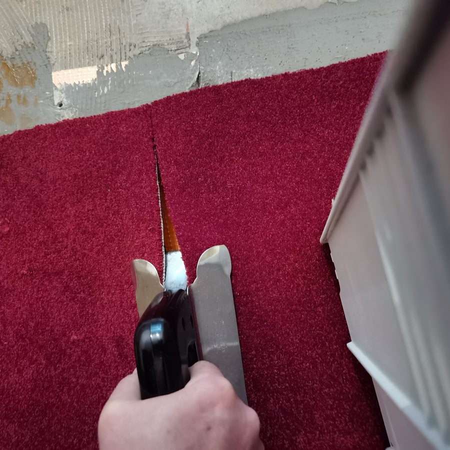 Handarbeit beim Einpassen eines Treppenbelags – Kerber Art & Service e.K., München