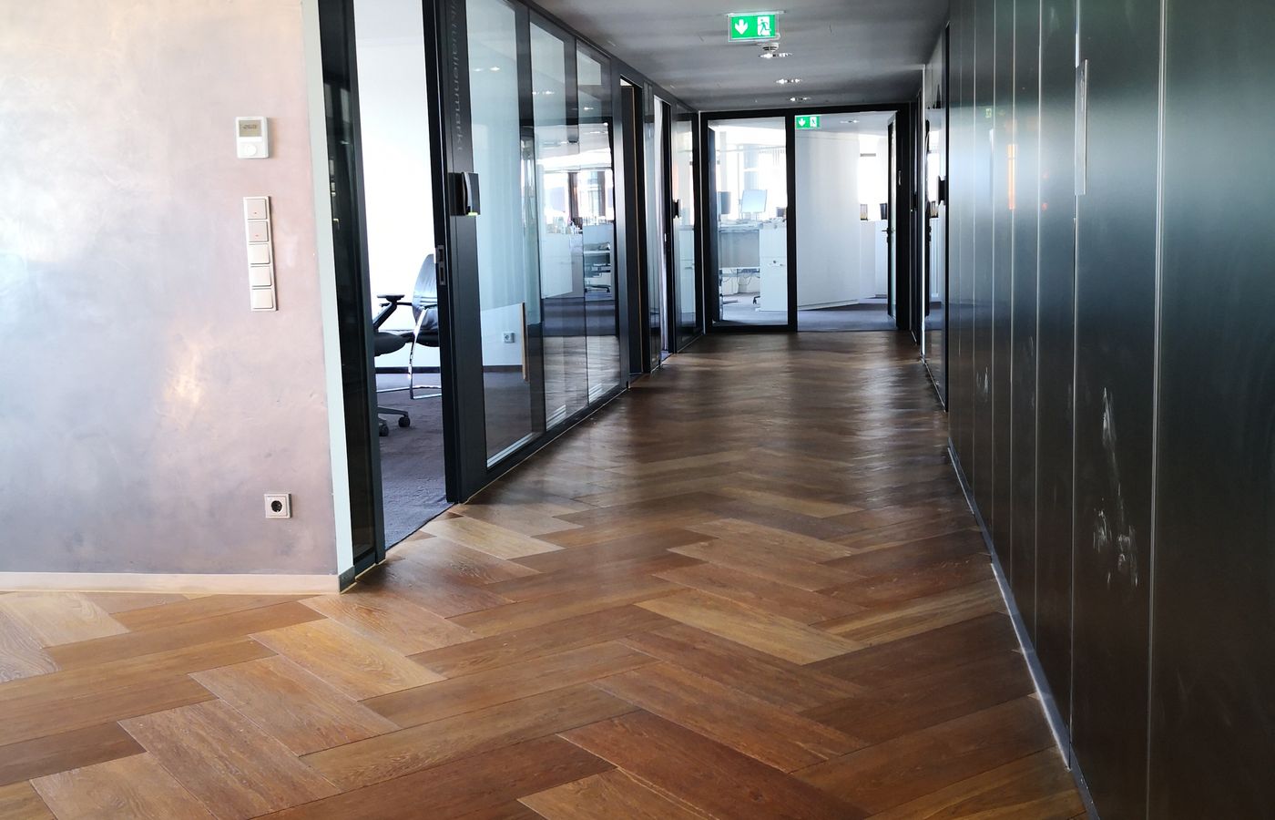 Frisch versiegeltes Parkett im Bürogang