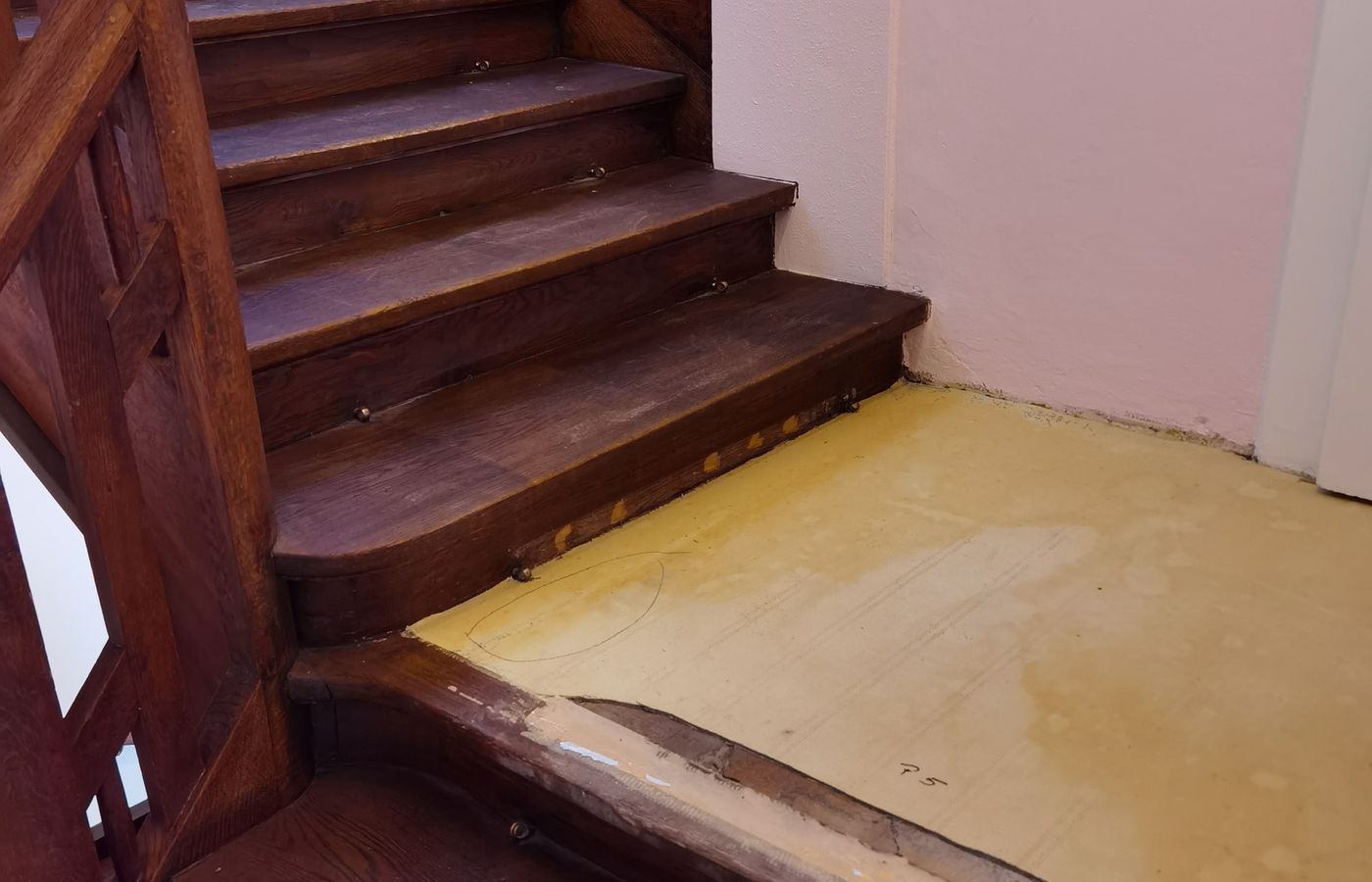 Freigelegte Treppenstufen nach dem Entfernen des alten Belags
