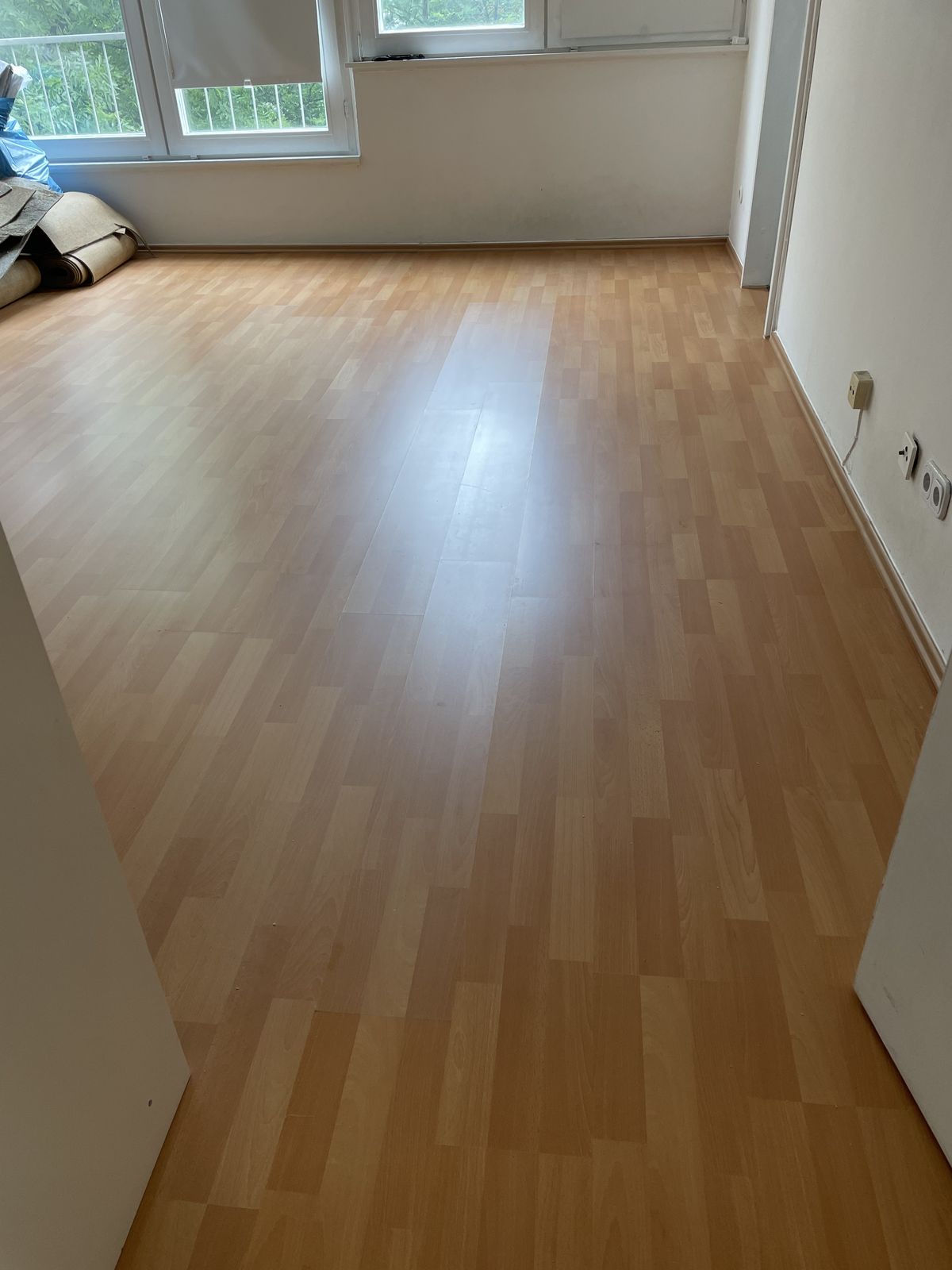 Verlegter Laminatboden in einem Wohnraum – Bodenleger München