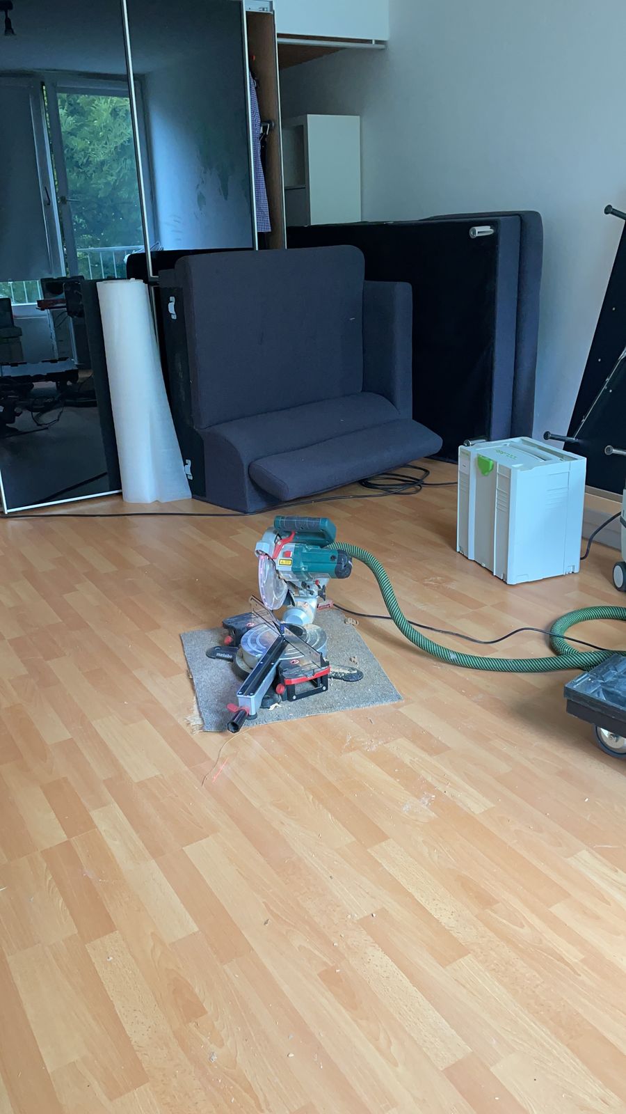 Kappsäge beim Zuschnitt von Laminatdielen auf der Baustelle – Bodenleger München