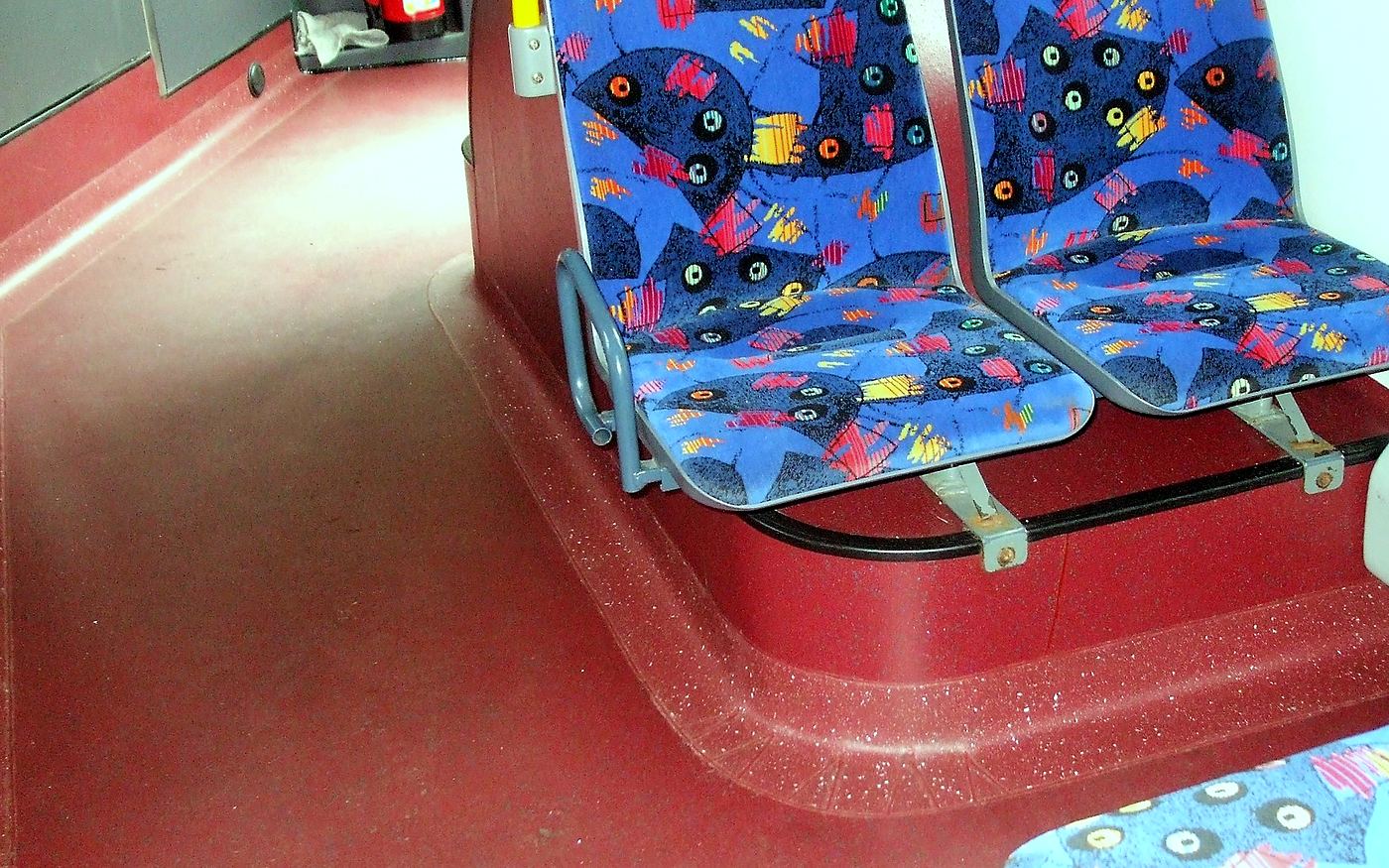 Sanierter Bodenbelag im Innenraum eines Linienbusses mit hochgezogener Hohlkehle