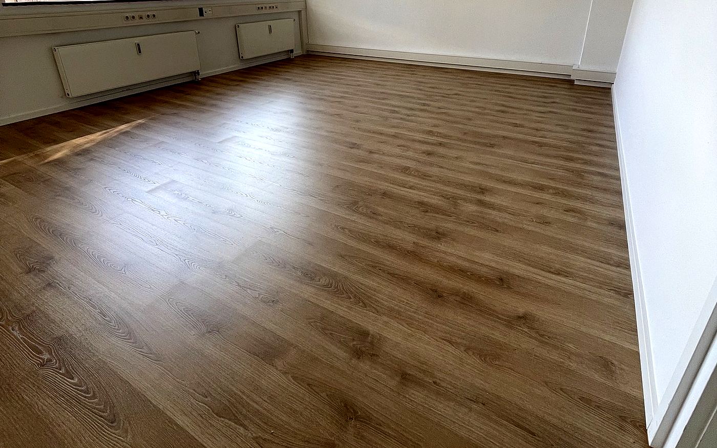 Fertiges Büro in München mit Designboden in Holzoptik und Fensterfront