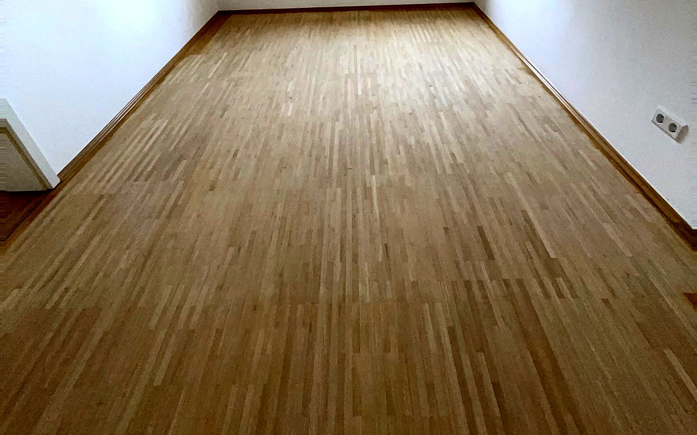 Helles Laminat in Eichenoptik in einem leeren Zimmer in München