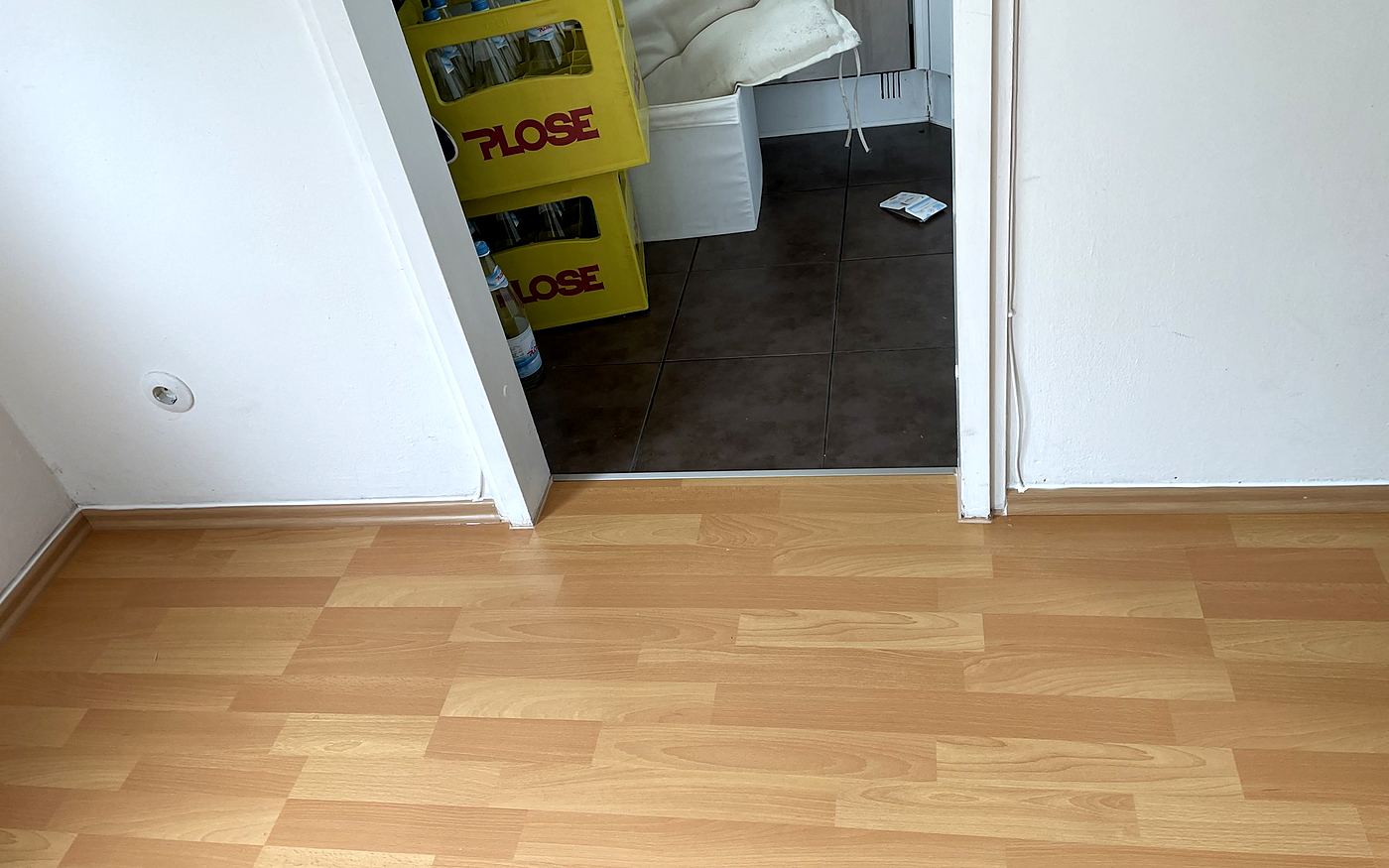 Sauber montierte Sockelleiste in einer Raumecke in München