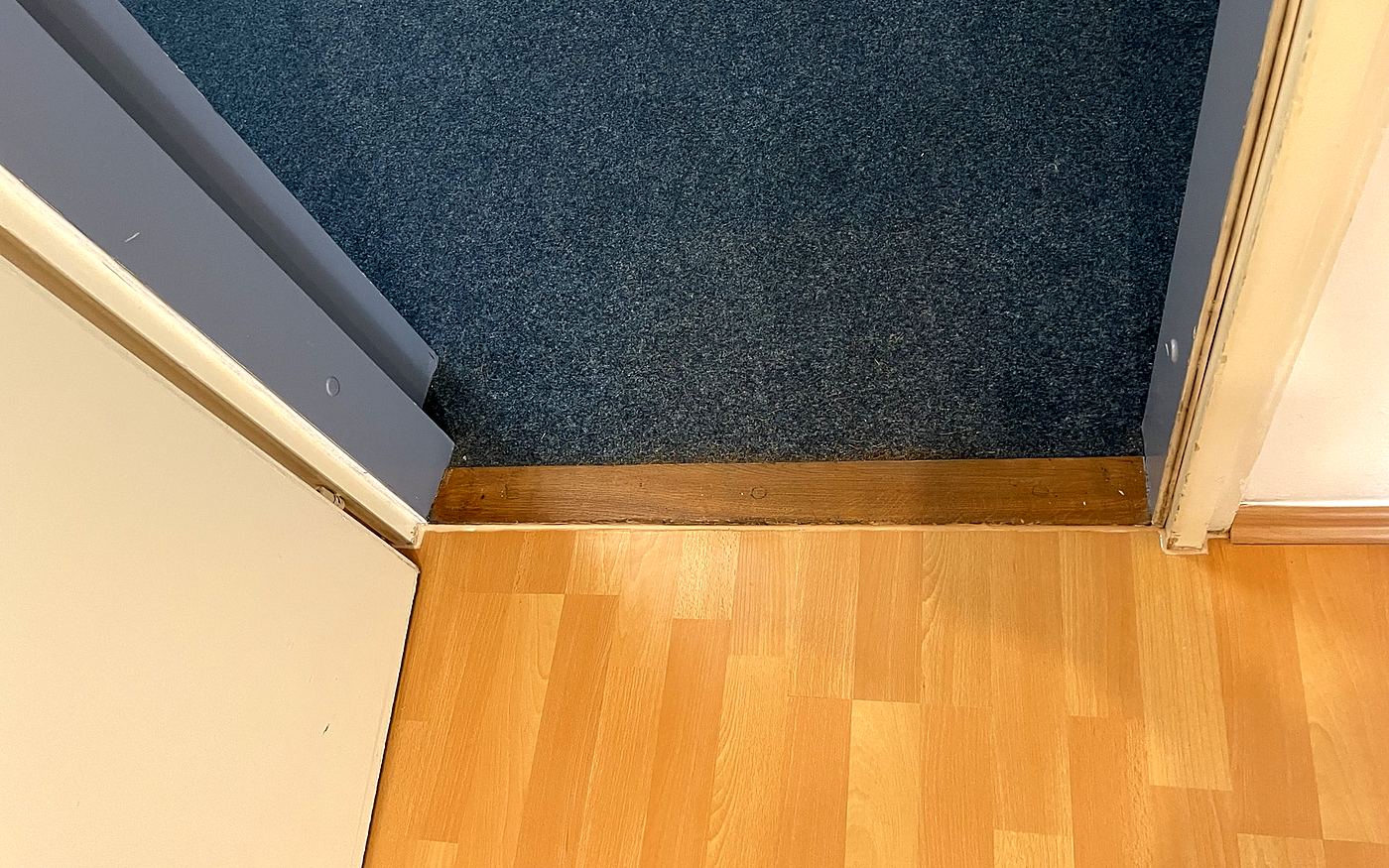 Übergang von Laminat auf Teppichboden an einer Türschwelle in München
