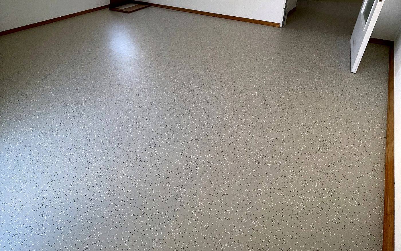 Heller Raum in München mit fertig verlegtem gesprenkeltem Linoleum