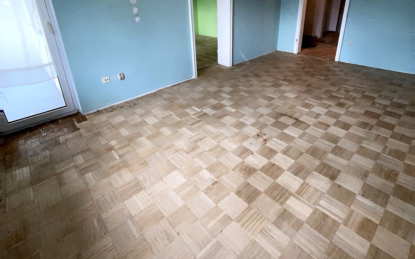 Mosaikparkett im Würfelmuster in einem Altbauzimmer in München