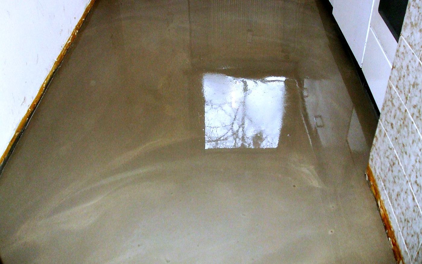 Frisch aufgezogene Ausgleichsmasse mit spiegelglatter Oberfläche