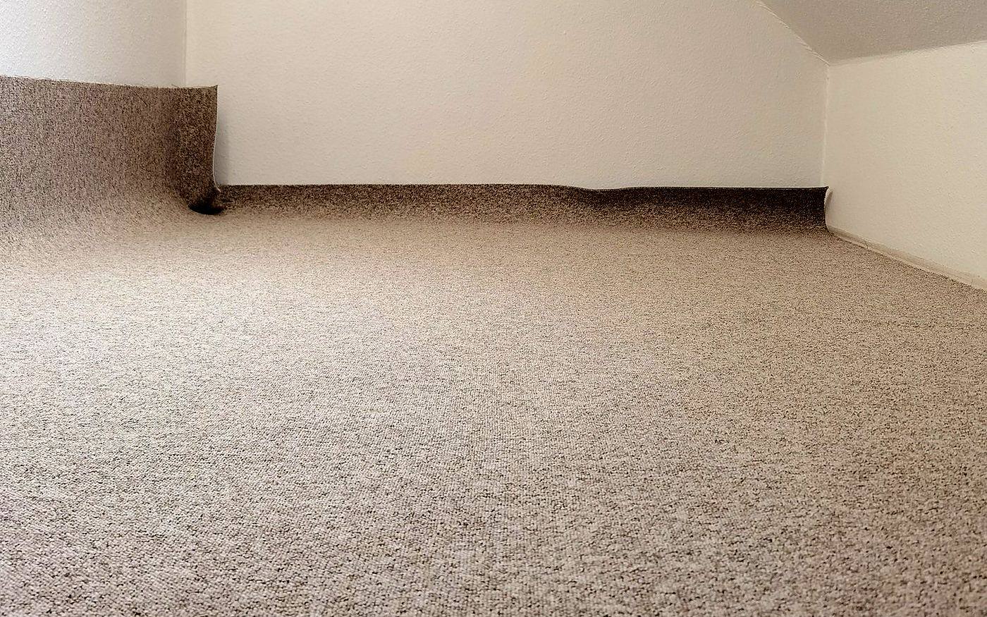 Fertig verlegter Teppichboden in einem Raum mit Dachschräge in München