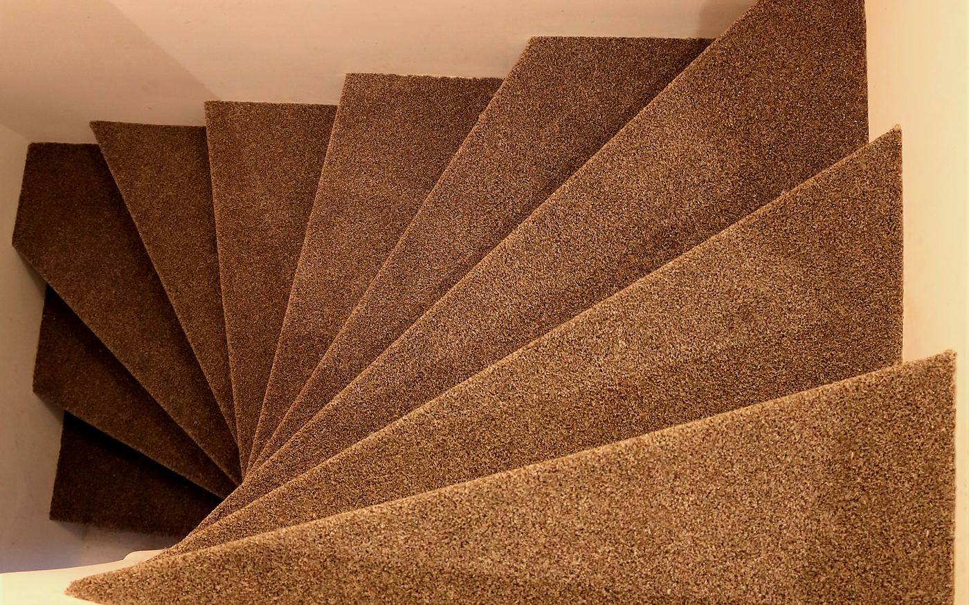 Gewendelte Treppe mit fachgerecht eingepasstem Teppichbelag in München