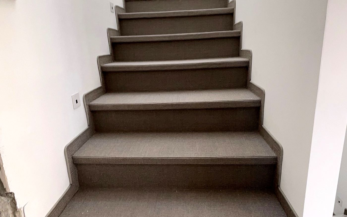 Fertig mit Teppich belegte Treppe in München, Tritt- und Setzstufen komplett bezogen