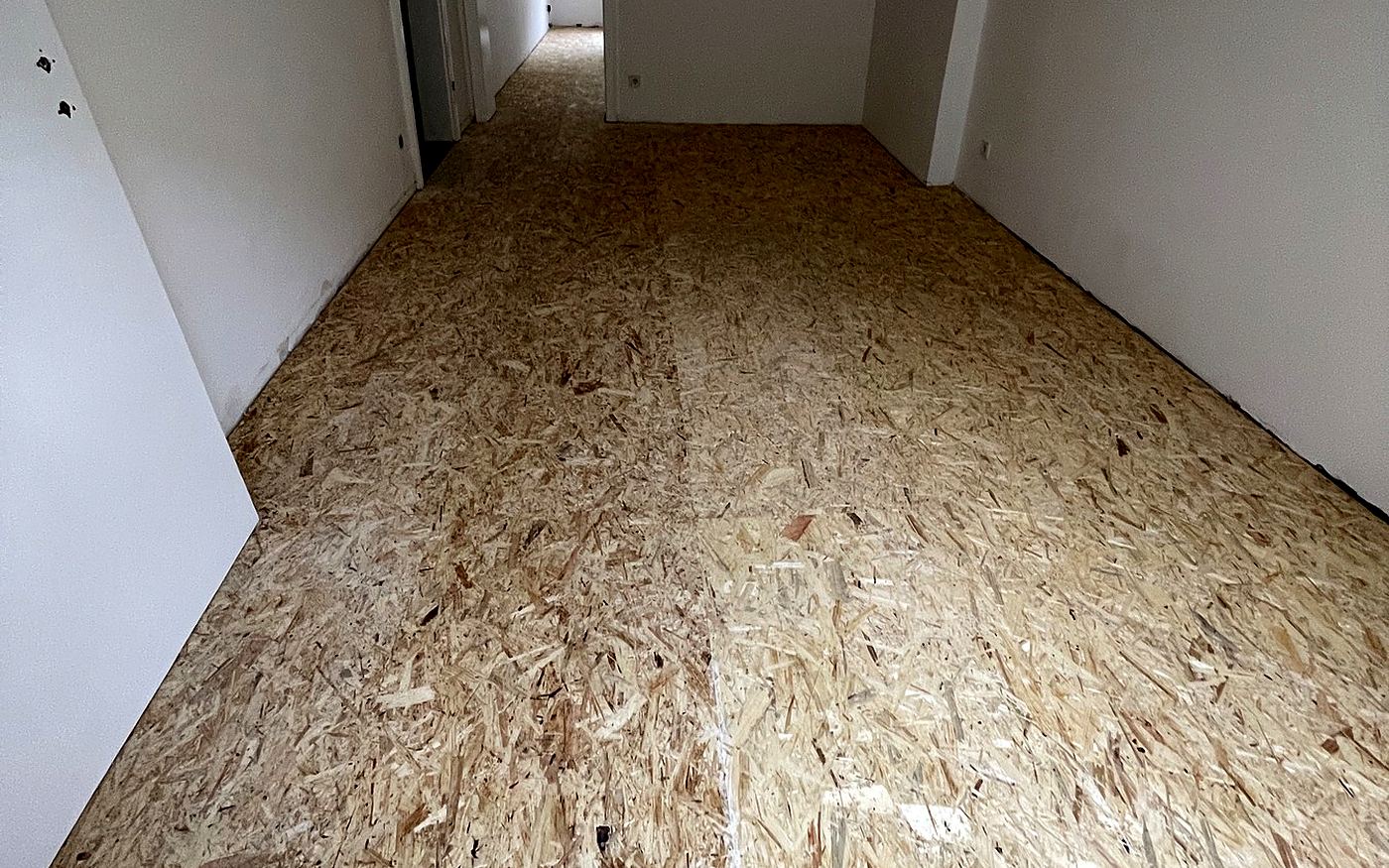 Verlegte Trockenestrichplatten aus Holzwerkstoff in einem Raum in München
