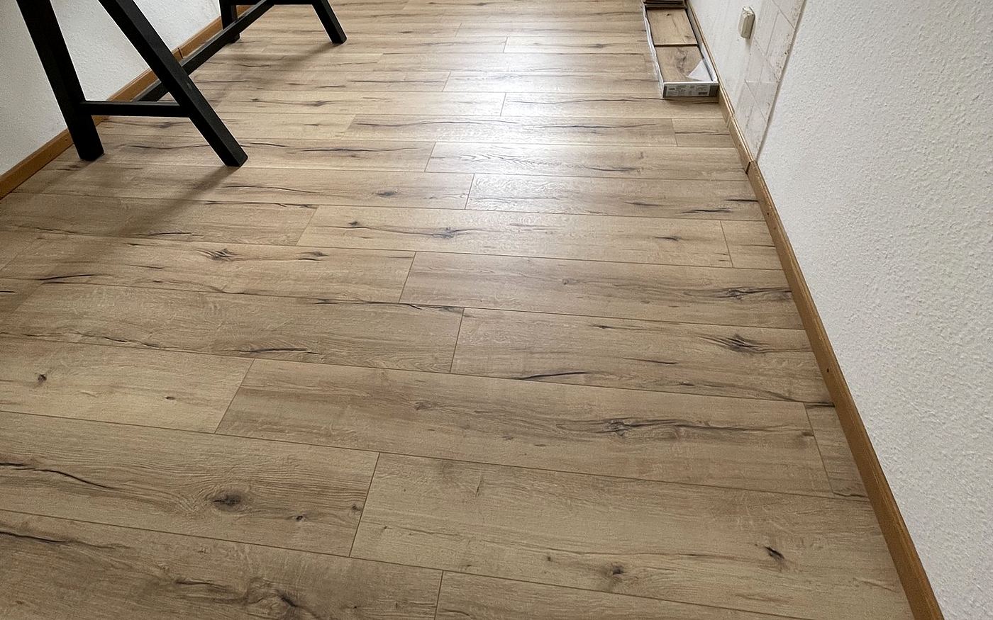 Küchenbereich mit rustikalem Vinylboden in Eichenoptik in München