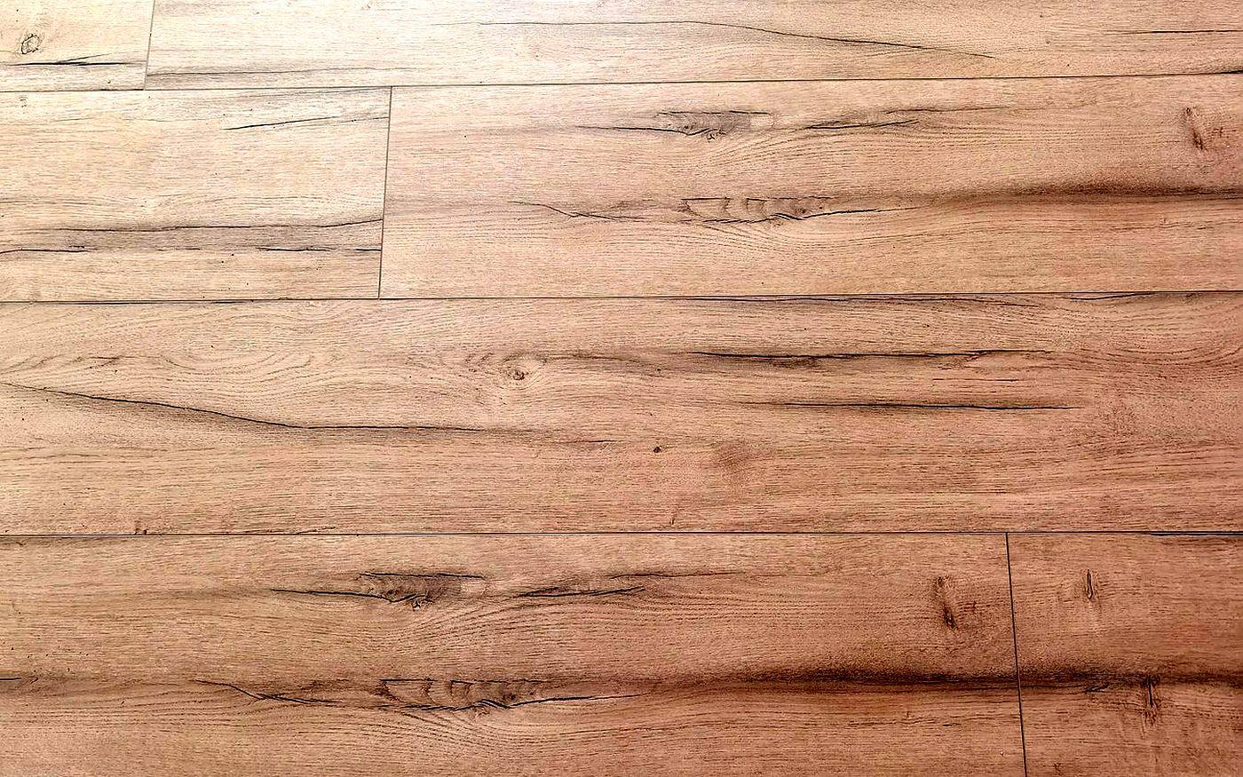 Nahaufnahme von Vinyldielen mit synchron geprägter Holzmaserung