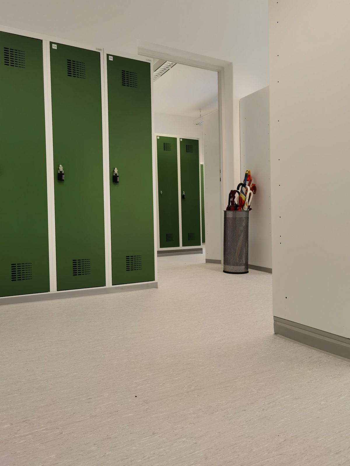 Objektbelag in einem Umkleidebereich mit Spindanlage – Bodenleger München