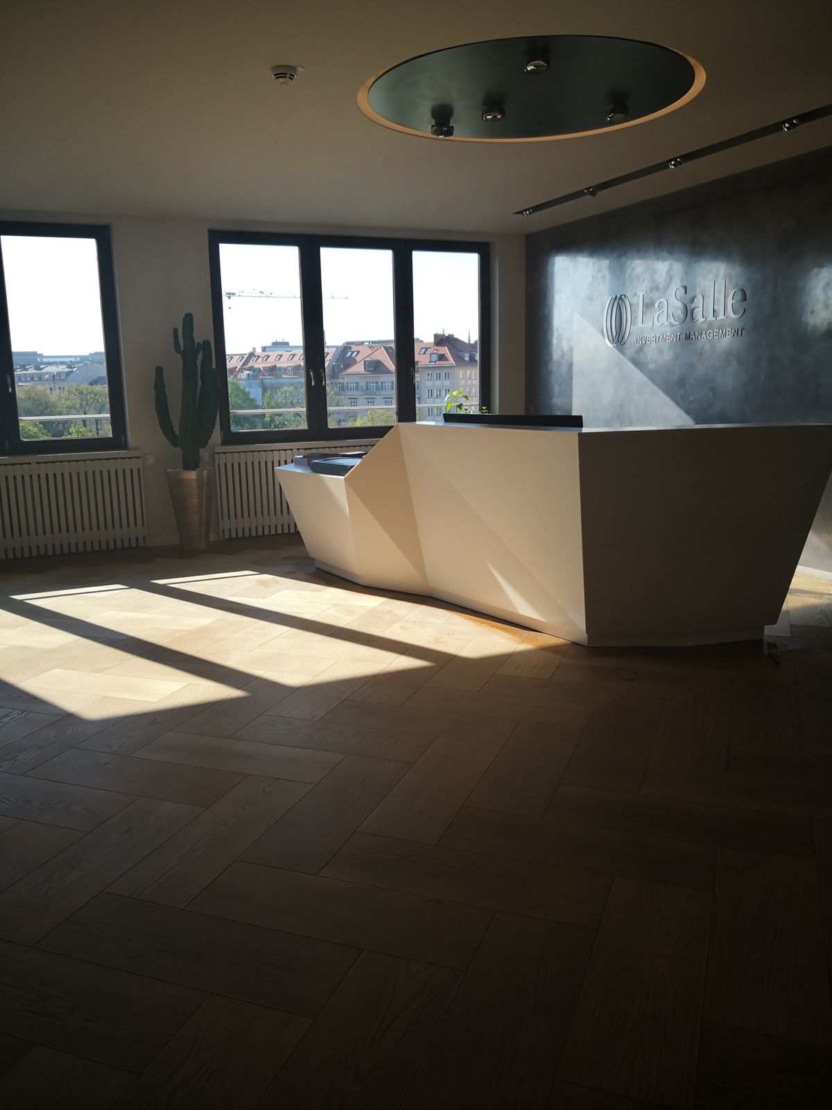 Fertig verlegtes Parkett im Empfangsbereich eines Bürogebäudes – Bodenleger München