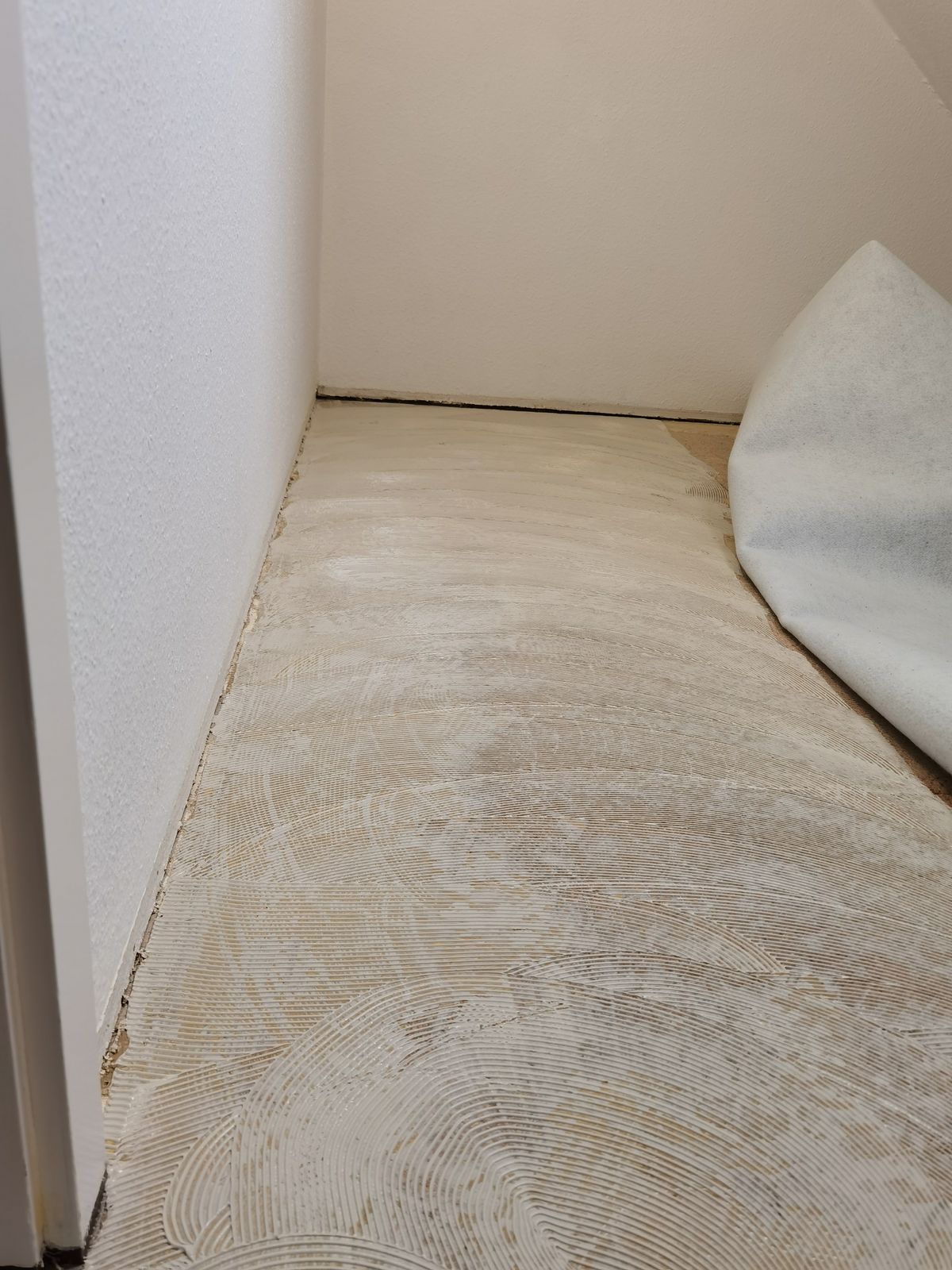 Teppichboden wird auf vorbereitetem Untergrund ausgelegt – Bodenleger München
