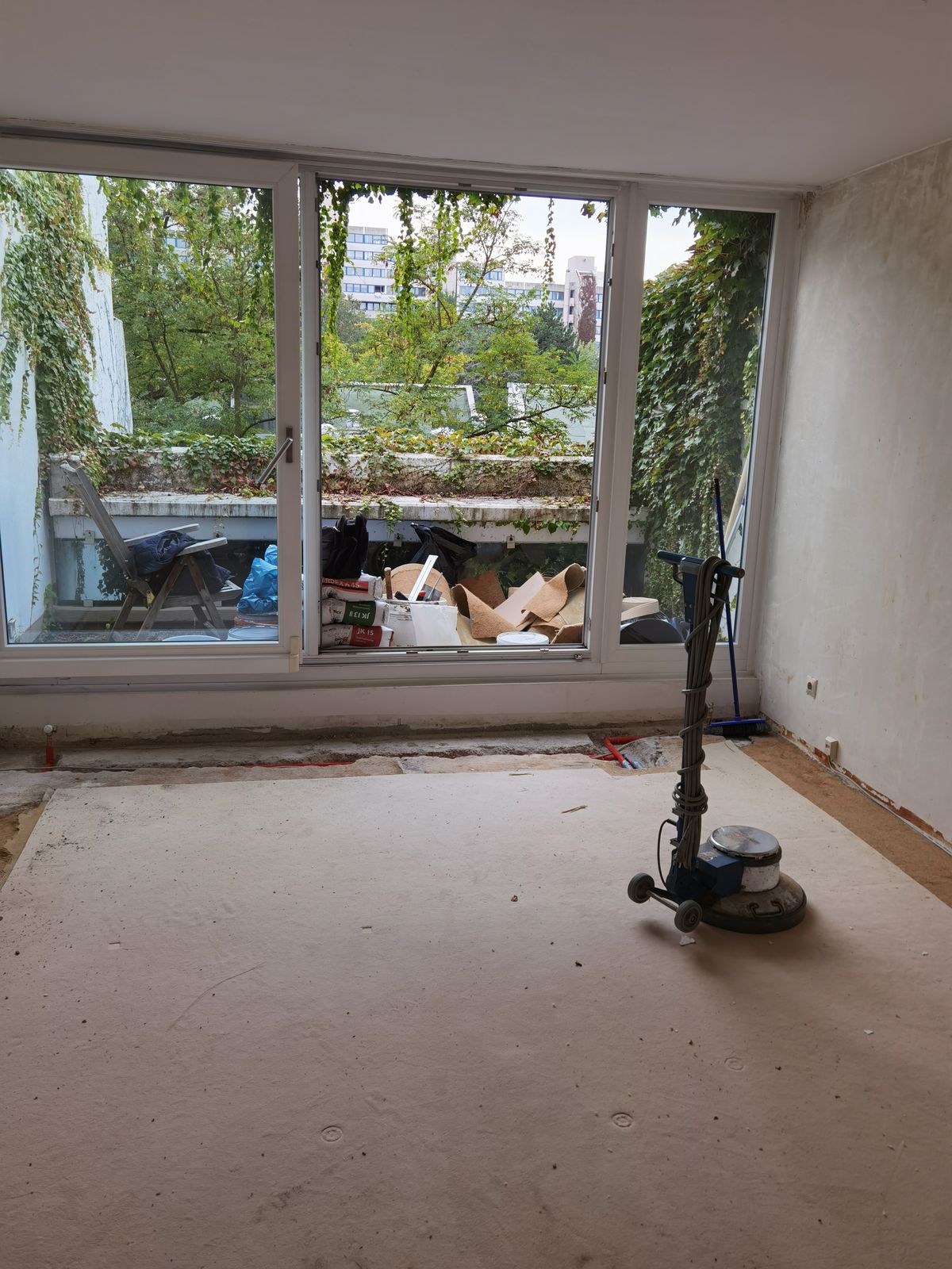 Schleifmaschine bei der Untergrundvorbereitung – Bodenleger München